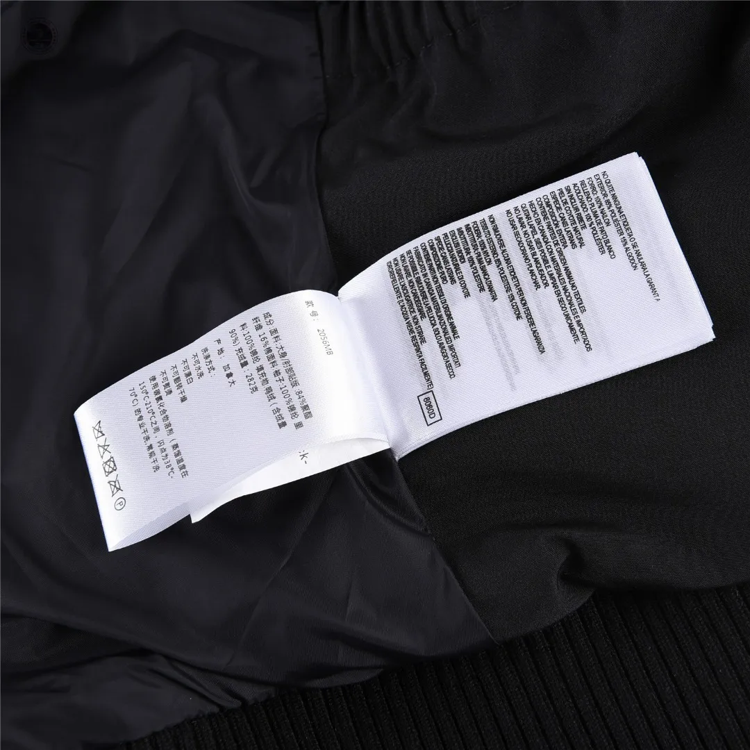 P840 🌟New model on sale! Canada Goose Paradigm Collection New Style 01 · Two-way front zipper with placket for extra coverage · Lightweight quilted down sleeves · Woven grab strap at upper back with "Canada Goose" logo patch · Sustainable Arctic Tech® elbow patches for durability · Rib knit hem and cuffs lock in heat · Suede tricot chin guard provides a soft touch Five external pockets: two handwarmer pockets, two lower pockets with flap closure, one utility pocket on the sleeve Three internal pockets: two drop-in pockets, one zippered pocket Internal straps allow the jacket to be worn over the shoulder, hands-free Color: Black White Sizes: XXS XS S M L XL XXL